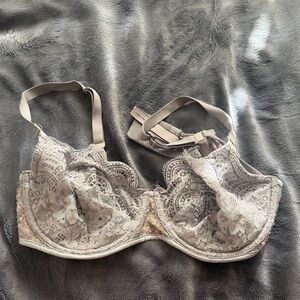 Victoria's Secret Lace Underwire Bra in Light Gray